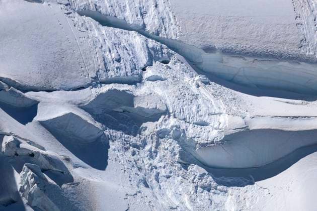 Bilder des Jahres 2024, News 08 August News Themen der Woche KW32 News Bilder des Tages Frankreich, Eissturm am Mont Blanc - Ein Toter und mehrere Verletzte At least one dead and four injured after serac fall on Mont Blanc PHOTOPQR LE DAUPHINE Grégory YETCHMENIZA Chamonix Mont Blanc 05 08 2024 Chamonix, August 5 A serac fall triggered an avalanche on the night of Sunday August 4 to Monday August 5, At least fifteen people were involved in the accident, which killed at least one climber and injured four others, according to the Haute Savoie prefecture Grégory Yetchmeniza Le Dauphiné Libéré august 5th 2024 France Mont Blanc du Tacul an avalanche kills at least one climber, four other people injured Local Caption Chamonix Mont Blanc Haute Savoie Rhône Alpes France  Copyright: xPHOTOPQR LExDAUPHINE MAXPPPxGrégoryxYETCHMENIZAx 20240805JDL6895 20240805JDL6895