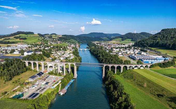 Eglisau railway bridge Eglisau, Switzerland, 20th Jul 2024: Bird s-eye view of the Eglisau railway bridge. Due to track damage, there are currently no trains running on the route between Eglisau and Rafz. The Rhine flows under the bridge. Behind it is the Zurich community of Eglisau.(Photo by Andreas Haas dieBildmanufaktur) *** Eglisau railway bridge Eglisau, Switzerland, 20th Jul 2024 Bird s eye view of the Eglisau railway bridge Due to track damage, there are currently no trains running on the route between Eglisau and Rafz The Rhine flows under the bridge Behind it is the Zurich community of Eglisau Photo by Andreas Haas dieBildmanufaktur