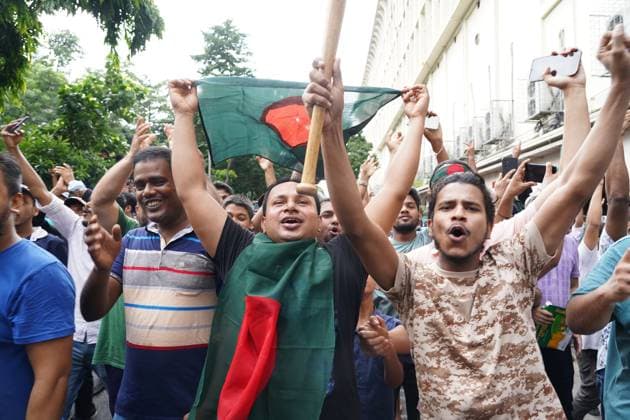 Bangladesch, Proteste in Dhaka August 5, 2024, Dhaka, Dhaka, Bangladesh: August 05 2024 after the intense protests by students and the public, centered around the Long March to Gonobhaban and the quota movement, Prime Minister Sheikh Hasina s cabinet was dissolved, and she resigned and left the country. Following this, the general students and public took control of various important structures in Dhaka, including Gonobhaban, the Parliament House, and the Prime Minister s Office, among several other establishments. Dhaka Bangladesh - ZUMAk185 20240805_zip_k185_005 Copyright: xRubelxKarmakerx