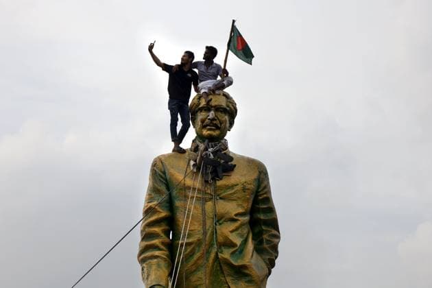 Bangladesch, Proteste in Dhaka August 5, 2024, Dhaka, Dhaka, Bangladesh: As a result of the huge mass movement in Bangladesh, people are trying to destroy the statue of Sheikh Hasina s father, Sheikh Mujiban Rahman, which was installed at Vijay Swarani in Dhaka after the dictator fled. Dhaka Bangladesh - ZUMAk174 20240805_zip_k174_019 Copyright: xSyedxMahabubulxKaderx