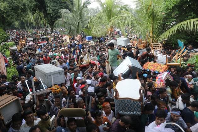 Bilder des Jahres 2024, News 08 August News Themen der Woche KW32 News Bilder des Tages August 5, 2024, Dhaka, Wari, Bangladesh: Anti-government protestors celebrate in Shahbag near Dhaka university area in Dhaka on August 5, 2024. Protests in Bangladesh that began as student-led demonstrations against government hiring rules in July culminated on August 5, in the prime minister fleeing and the military announcing it would form an interim government.People gather to celebrate the fall of Bangladesh Prime Minister Sheikh Hasina after an intense clash between police, pro-government forces, and anti-Quota protesters in Dhaka, Bangladesh. Dhaka Bangladesh - ZUMAr336 20240805_zip_r336_017 Copyright: xHabiburxRahmanx