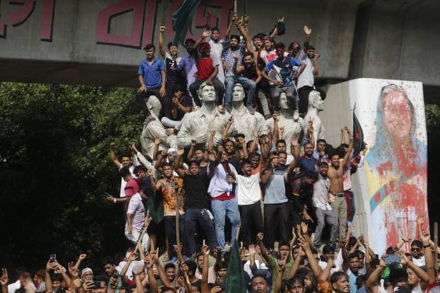 People Celebrates In Bangladesh Anti-government protestors are celebrating at Dhaka University after the fall of the country s Prime Minister Sheikh Hasina following a deadly clash between police, pro-government forces, and anti-Quota protesters in Dhaka, Bangladesh, on August 5, 2024. Dhaka Bangladesh  Copyright: xRehmanxAsadx originalFilename: asad-notitle240805_np6RU.jpg