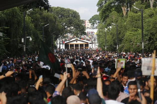 People Celebrates In Bangladesh Bangladeshi people are celebrating at the country s Prime Minister Sheikh Hasina s office after she fled and resigned in Dhaka, Bangladesh, on August 5, 2024. Dhaka Bangladesh  Copyright: xRehmanxAsadx originalFilename: asad-notitle240805_npvu3.jpg