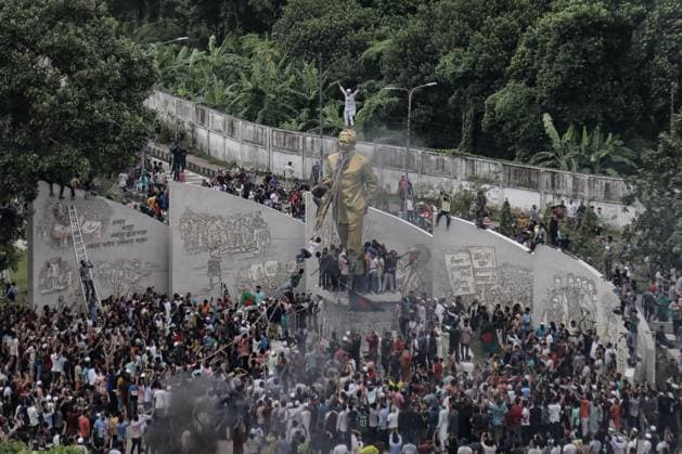 Bangladeshi People Celebrate after PM fleeing People gather to celebrate the fall of Bangladesh Prime Minister Sheikh Hasina in Dhaka, Bangladesh, August 05, 2024. Dhaka Dhaka Bangladesh Copyright: xAnikxRahmanx