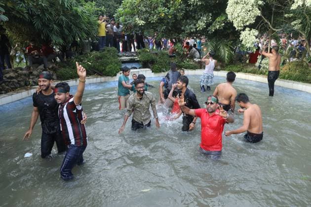 Bangladeshi People Celebrate After PM Fleeing - Dhaka Anti-government protestors celebrate in Shahbag near Dhaka university area in Dhaka on August 5, 2024. Protests in Bangladesh that began as student-led demonstrations against government hiring rules in July culminated on August 5, in the prime minister fleeing and the military announcing it would form an interim government.People gather to celebrate the fall of Bangladesh Prime Minister Sheikh Hasina after an intense clash between police, pro-government forces, and anti-Quota protesters in Dhaka, Bangladesh. Photo by Habibur Rahman ABACAPRESS.COM Dhaka Wari Bangladesh  Copyright: xHabiburxRahman ABACAx