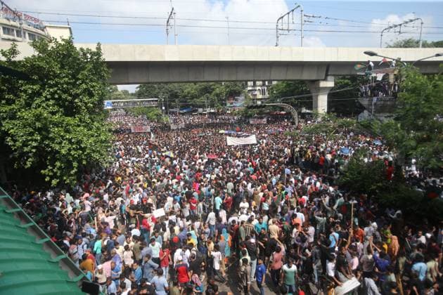 Bangladeshi People Celebrate After PM Fleeing - Dhaka Anti-government protestors celebrate in Shahbag near Dhaka university area in Dhaka on August 5, 2024. Protests in Bangladesh that began as student-led demonstrations against government hiring rules in July culminated on August 5, in the prime minister fleeing and the military announcing it would form an interim government.People gather to celebrate the fall of Bangladesh Prime Minister Sheikh Hasina after an intense clash between police, pro-government forces, and anti-Quota protesters in Dhaka, Bangladesh. Photo by Habibur Rahman ABACAPRESS.COM Dhaka Wari Bangladesh  Copyright: xHabiburxRahman ABACAx