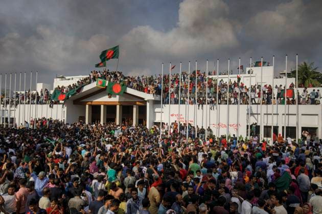 August 5, 2024, Dhaka, Bangladesh: Anti-government protester gather as they storm Prime Minister Sheikh Hasina s palace in Dhaka. Bangladeshi Prime Minister Sheikh Hasina s 15-year rule ended on August 5, 2024 as she fled after more than a month of deadly protests as the military announced it would form an interim government. Dhaka Bangladesh - ZUMAa130 20240805_fap_a130_026 Copyright: xKMxAsadx