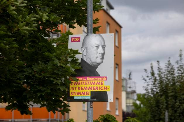 Plakat Landtagswahl Thueringen 2024 05082024 - Wahlplakat zur Landtagswahl der FDP Thueringen mit Spitzenkandidaten Thomas L. Kemmerich in Jena Nord. Jena Thueringen Deutschland *** Poster state election Thuringia 2024 05082024 Election poster for the state election of the FDP Thuringia with top candidate Thomas L Kemmerich in Jena North Jena Thuringia Germany 050824_ppb-1