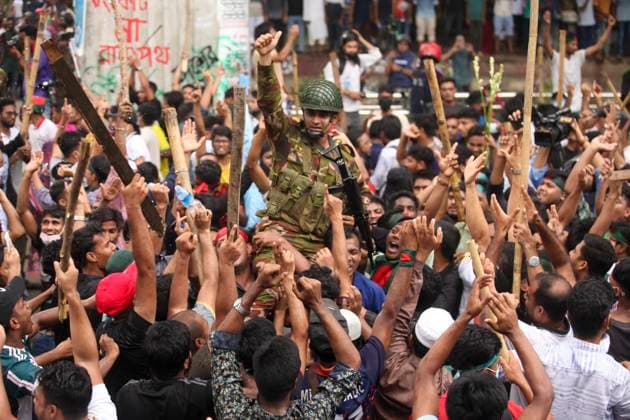 News Themen der Woche KW32 News Bilder des Tages August 5, 2024, Dhaka, Dhaka, Bangladesh: Anti-government protestors celebrate in Dhaka on August 5, 2024. Protests in Bangladesh that began as student-led demonstrations against government hiring rules in July culminated on August 5, in the prime minister fleeing and the military announcing it would form an interim government. Dhaka Bangladesh - ZUMAj163 20240805_zip_j163_007 Copyright: xAbuxSufianxJewelx