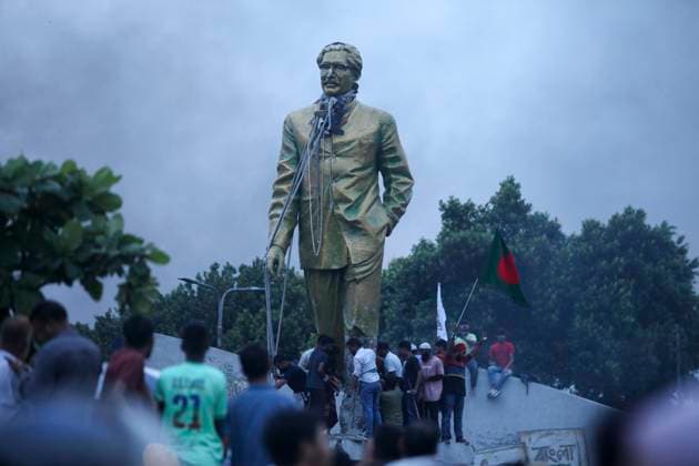 August 5, 2024, Dhaka, Dhaka, Bangladesh: Anti-government protestors climbs atop a statue of Sheikh Mujibur Rahman, Bangladesh s founding father and parent of the country s ousted Prime Minister Sheikh Hasina, in Dhaka on August 5, 2024. Bangladeshi Prime Minister Sheikh Hasina s 15-year rule ended on August 5, as she fled after more than a month of deadly protests as the military announced it would form an interim government. Dhaka Bangladesh - ZUMAj163 20240805_zip_j163_034 Copyright: xAbuxSufianxJewelx