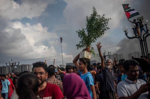 Protests In Bangladesh People are celebrating at the Parliament House after the fall of the country s Prime Minister Sheikh Hasina in Dhaka, Bangladesh, on August 6, 2024. Dhaka Bangladesh  Copyright: xSyedxMahamudurxRahmanx originalFilename: rahman-notitle240805_npL9n.jpg