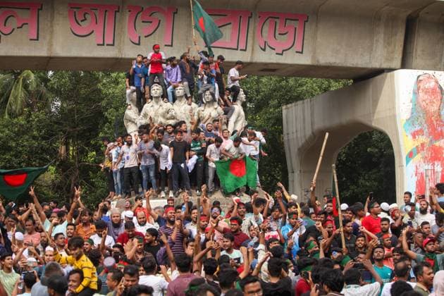 Anti-government Protest in Bangladesh Anti-government protestors celebrate in Dhaka on August 5, 2024. Protests in Bangladesh that began as student-led demonstrations against government hiring rules in July culminated on August 5, in the prime minister fleeing and the military announcing it would form an interim government. Dhaka Dhaka Bangladesh Copyright: xAbuxSufianxJewelx
