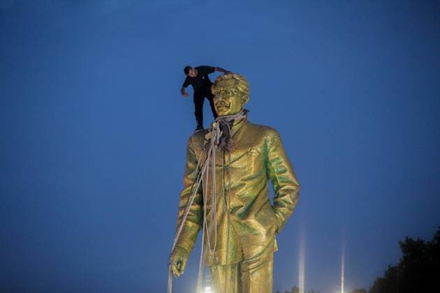 News Bilder des Tages Anti-government Protest in Bangladesh Anti-government protestors climbs atop a statue of Sheikh Mujibur Rahman, Bangladesh s founding father and parent of the country s ousted Prime Minister Sheikh Hasina, in Dhaka on August 5, 2024. Bangladeshi Prime Minister Sheikh Hasina s 15-year rule ended on August 5, as she fled after more than a month of deadly protests as the military announced it would form an interim government. Dhaka Dhaka Bangladesh Copyright: xAbuxSufianxJewelx
