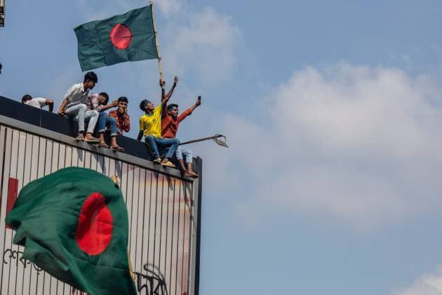 Dhaka celebrate the resignation of the Prime Minister - 05 Aug 2024 Anti-government protestors wave Bangladesh National flags during the celebrations in Shahbag near Dhaka University. Thousands of people are celebrating the resignation of Bangladeshi Prime Minister Sheikh Hasina. Protests in Bangladesh that began as student-led demonstrations against government hiring rules in July culminated on August 5, in the prime minister fleeing and the military announcing it would form an interim government. Dhaka Bangladesh Copyright: xSazzadxHossainx xSOPAxImagesx Anti-government protestors celebrate _sazzad hossain (24)