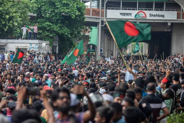 Dhaka celebrate the resignation of the Prime Minister - 05 Aug 2024 Anti-government protestors participate in the celebrations. Thousands of people are celebrating the resignation of Bangladeshi Prime Minister Sheikh Hasina. Protests in Bangladesh that began as student-led demonstrations against government hiring rules in July culminated on August 5, in the prime minister fleeing and the military announcing it would form an interim government. Dhaka Bangladesh Copyright: xSazzadxHossainx xSOPAxImagesx Anti-government protestors celebrate _sazzad hossain (4)