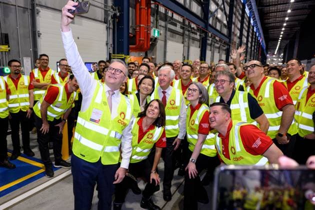 News Themen der Woche KW32 News Bilder des Tages ANTHONY ALBANESE SYDNEY VISIT, Prime Minister Anthony Albanese poses for a photo with Coles staff the Coles Automatic Distribution Centre during it?s official opening at Kemps Creek in Sydney, Tuesday, August 6, 2024. ( NO ARCHIVING, EDITORIAL USE ONLY, NO USE IN BOOKS WITHOUT CONSENT SYDNEY NEW SOUTH WALES AUSTRALIA  Copyright: xSTEVENxMARKHAMx 20240806165655416723