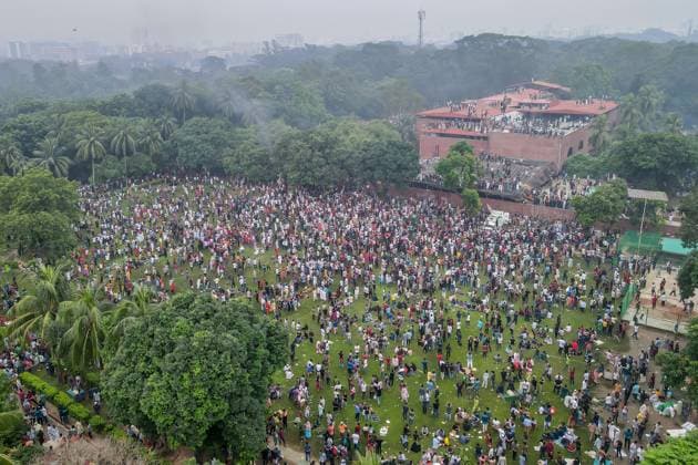 Thousands of People celebrate in Dhaka - 05 Aug 2024 (EDITORS NOTE: Image taken with drone) Bangladeshi people are seen celebrating at the country s Prime Minister Sheikh Hasina s residence during the celebrations. Thousands of people are celebrating the resignation of Bangladeshi Prime Minister Sheikh Hasina. Protests in Bangladesh that began as student-led demonstrations against government hiring rules in July culminated on August 5, with the Prime Minister fleeing and the military announcing it would form an interim government. Dhaka Bangladesh Copyright: xSazzadxHossainx xSOPAxImagesx Thousands of People celebrate _Sazzad Hossain (8)