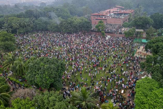 Thousands of People celebrate in Dhaka - 05 Aug 2024 (EDITORS NOTE: Image taken with drone) Bangladeshi people are seen celebrating at the country s Prime Minister Sheikh Hasina s residence during the celebrations. Thousands of people are celebrating the resignation of Bangladeshi Prime Minister Sheikh Hasina. Protests in Bangladesh that began as student-led demonstrations against government hiring rules in July culminated on August 5, with the Prime Minister fleeing and the military announcing it would form an interim government. Dhaka Bangladesh Copyright: xSazzadxHossainx xSOPAxImagesx Thousands of People celebrate _Sazzad Hossain (9)