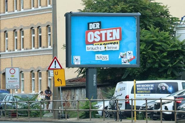 Wahlplakate 04.08.2024, Jena, Wahlplakate zur Landtagswahl am 01.09.2024 in Thueringen im Bild: ein Grossflaechenplakat der AfD wurde beklebt, nun ist hier zu lesen - Der Osten braucht keine Nazis , zu sehen sind mehrere Bilder von Bjoern Hoecke (AfD), der den rechten Arm hebt *** Election posters 04 08 2024, Jena, election posters for the state election on 01 09 2024 in Thuringia in the picture a large poster of the AfD was pasted, now you can read here The East needs no Nazis, you can see several pictures of Bjoern Hoecke AfD raising his right arm