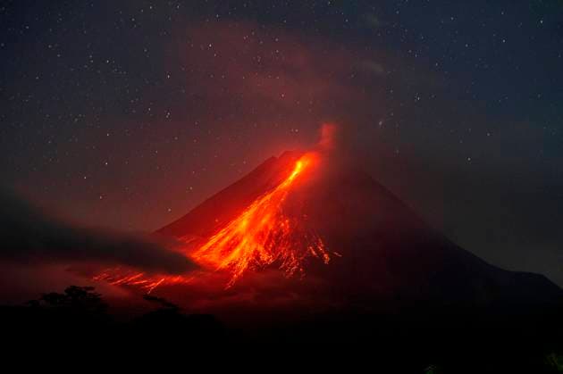 Bilder des Jahres 2024, News 08 August News Themen der Woche KW32 (240806) -- YOGYAKARTA, Aug. 6, 2024 -- This long exposure photo taken on Aug. 5, 2024 shows volcanic materials spewing from Mount Merapi, seen from Tunggul Arum village in Sleman regency, Yogyakarta, Indonesia. (Photo by Xinhua) INDONESIA-YOGYAKARTA-MOUNT MERAPI-ERUPTION AgungxSupriyanto 