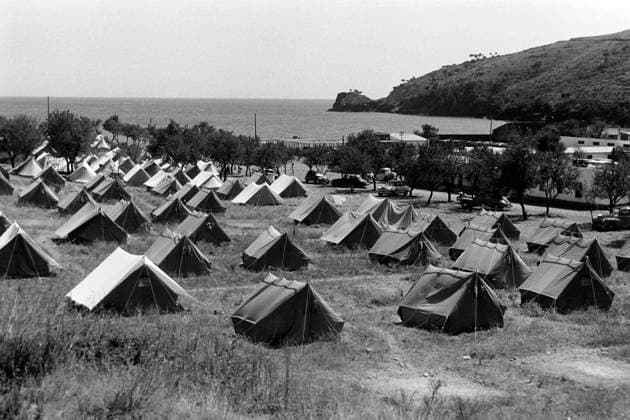 Zu Besuch am Cap de Creus Zelte bevölkern einen Campingplatz, der im Naturreservat Cap de Creus direkt an der Wasserlinie liegt, Costa Brava 1957. Tents populate a campsite located in the Cap de Creus natural reserve right on the waterfront, Costa Brava 1957., El Port de La Selva Katalonien Spanien Copyright: ErichxAndres EAN_6210275