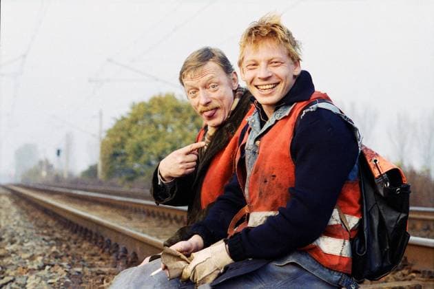 Archivbilder der Woche KW32 Polizeiruf 110 Polizeiruf 110: Totes Gleis (Folge 160), Krimiserie, Deutschland 1994, Regie: Bernd Böhlich, Darsteller: Otto Sander, Ben Becker, bei einer Drehpause, Copyright: Kindermann Nur redaktionelle Nutzung. Editorial usage only. KIN_740302586 EDITORIAL USE ONLY
