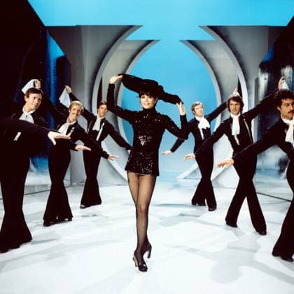 Wencke Myhre: Das ist meine Welt Wencke Myhre: Das ist meine Welt, Fernsehshow, Deutschland 1974, Sängerin Wencke Myhre mit Showtänzern, Deutschland Copyright: kpa kpa_55045319 EDITORIAL USE ONLY