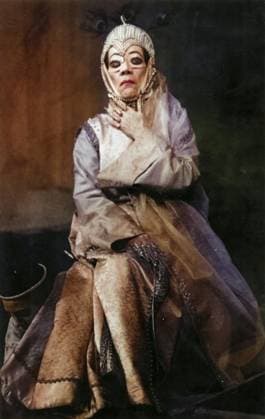 Bertholt Brecht (1898-1956), deutscher Dramatiker und Dichter. Inszenierung seines Stückes Der kaukasische Kreidekreis durch das Berliner Ensemble. Helene Weigel als Frau des Gouverneurs., Historisch, digital restaurierte Reproduktion von einer Vorlage aus dem 19. Jahrhundert, Record date not stated