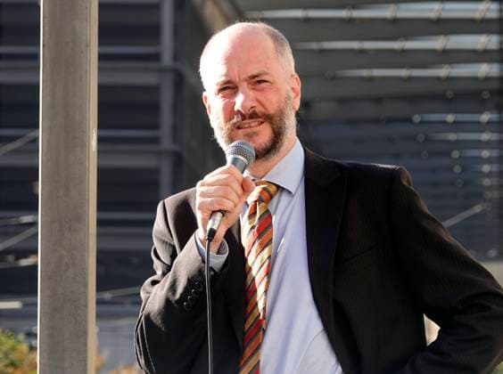 Demo_Freie Sachsen 06.08.2024, Chemnitz, Demonstration Der Gesundheitsminister Karl Lauterbach und Petra Köpping wollen ab 19.00 Uhr im Rahmen des SPD- Wahlkampfformates Sag mal, Sachsen... in der Neuen Sächsischen Galerie im Tietz an der Moritzstraße über die aktuelle politische Lage sprechen. Die Partei Freie Sachsen hat vor dem Tietz zu einer Demonstration unter dem Motto: Karl Lauterbach ist in Chemnitz nicht erwünscht aufgerufen. Nach einer Kundgebung wollen die Demo- Teilnehmer durch die Innenstadt marschieren. Die Polizei ist mit Kräften vor Ort. Martin Kohlmann spricht zu den Kundgebungsteilnehmern. Chemnitz Sachsen BRD *** Demo Freie Sachsen 06 08 2024, Chemnitz, Demonstration The Minister of Health Karl Lauterbach an