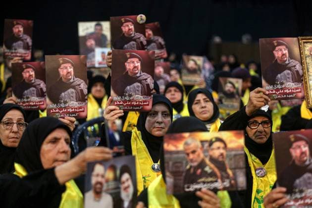 News Themen der Woche KW32 News Bilder des Tages August 6, 2024, Beirut, Beirut, Lebanon: Pro-Iranian Hezbollah supporters raise pictures of assassinated party top commander Fouad Shukur, who was killed in an Israeli air strike in Beirut southern suburb, during a rally to mark a week of his death. Hezbollah leader Hassan Nasrallah said his group will respond to Israel Ã¢â‚¬oeregardless of the consequencesÃ¢â‚¬Â to avenge the assassination of Shukur, but keeping Israelis waiting is Ã¢â‚¬oepart of the punishment. Beirut Lebanon - ZUMAn313 20240806_zip_n313_006 Copyright: xMarwanxNaamanix