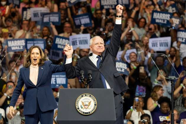 News Themen der Woche KW32 News Bilder des Tages August 6, 2024, Philadelphia, Pennsylvania, United States: Kamala Harris and Tim Walz on stage at the rally in Liacouras Center at Temple University in Philadelphia, PA on Aug 6, 2024 as Governor of Minnesota Tim Walz was introduced by VP Kamala Harris as her running mate Philadelphia United States - ZUMAr339 20240806_znp_r339_012 Copyright: xLevxRadinx