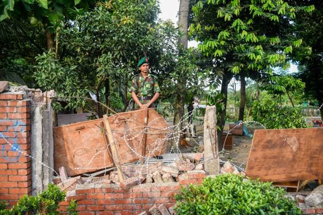 News Themen der Woche KW32 News Bilder des Tages Bangladesh Lifts Curfew as Army Set to Install Government in Dhaka - 06 Aug 2024 A Bangladeshi Army personnel seen on duty behind a broken wall at the Prime Minister s Residence in Dhaka. On August 5 Sheikh Hasina resigned from the Bangladeshi prime Minister position and flew from Bangladesh to India. Protests in Bangladesh that began as student-led demonstrations against government hiring rules in July culminated on August 5, in the prime minister fleeing and the military announcing it would form an interim government. Dhaka Bangladesh Copyright: xPiyasxBiswasx xSOPAxImagesx BangladeshLiftsCurfew(6)