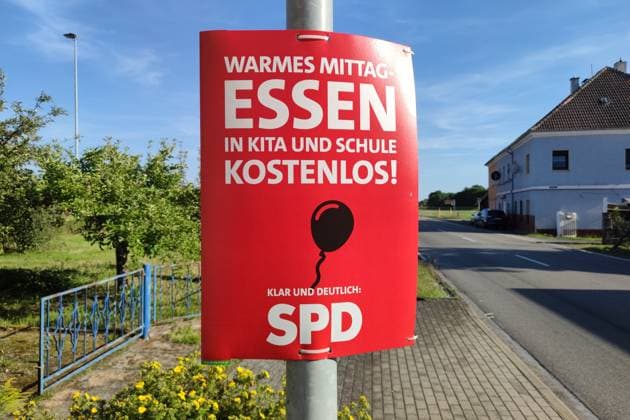 Altenburg, Thüringen, Deutschland, 06.08.2024: Wahlplakate zur Landtagswahl: SPD-Wahlplakat mit dem Schriftzug Warmes Mittagessen in Kita und Schule kostenlos *** Altenburg, Thuringia, Germany, 06 08 2024 Election posters for the state election SPD election poster with the lettering Warm lunch in daycare centers and schools free of charge Copyright: xdtsxNachrichtenagenturx dts_44303