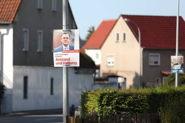 Altenburg, Thüringen, Deutschland, 06.08.2024: Wahlplakate zur Landtagswahl: Linken-Wahlplakat mit Bodo Ramelow zur Landtagswahl in Thüringen und dem Slogan Anstand und Haltung *** Altenburg, Thuringia, Germany, 06 08 2024 Election posters for the state election Left-wing election poster with Bodo Ramelow for the state election in Thuringia and the slogan decency and attitude Copyright: xdtsxNachrichtenagenturx dts_44311