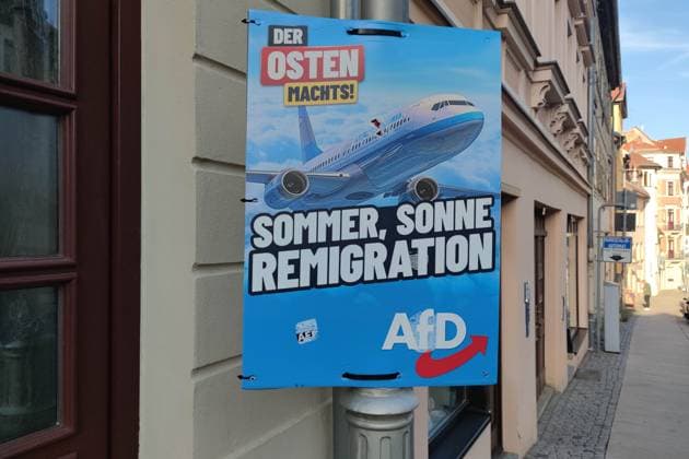 Altenburg, Thüringen, Deutschland, 06.08.2024: Wahlplakate zur Landtagswahl: AfD-Wahlplakat mit der Aufschrift Der Osten machst - Sommer, Sonne, Remigration ; auf dem Flugzeug steht in kleiner Schrift Abschiebe-Hansa *** Altenburg, Thuringia, Germany, 06 08 2024 Election posters for the state election AfD election poster with the inscription Der Osten macht Sommer, Sonne, Remigration on the plane is written in small letters Abschiebe Hansa Copyright: xdtsxNachrichtenagenturx dts_44284
