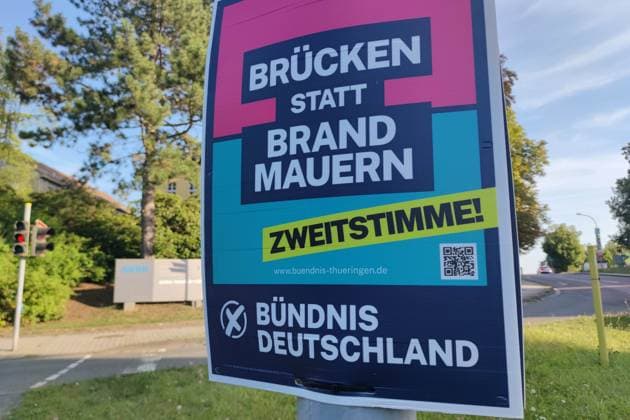 Altenburg, Thüringen, Deutschland, 06.08.2024: Wahlplakate zur Landtagswahl: Wahlplakat von Bündnis Deutschland zur Landtagswahl in Thüringen mit dem Schriftzug Brücken statt Brandmauern *** Altenburg, Thuringia, Germany, 06 08 2024 Election posters for the state election Election poster of Bündnis Deutschland for the state election in Thuringia with the lettering Bridges instead of firewalls Copyright: xdtsxNachrichtenagenturx dts_44290