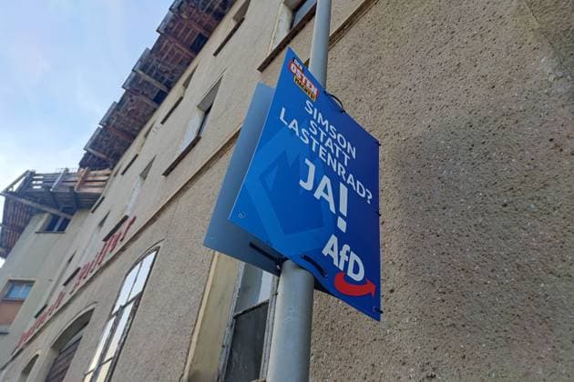 Altenburg, Thüringen, Deutschland, 06.08.2024: Wahlplakate zur Landtagswahl: AfD-Wahlplakat mit der Aufschrift Simson statt Lastenrad? Ja! *** Altenburg, Thuringia, Germany, 06 08 2024 Election posters for the state election AfD election poster with the inscription Simson instead of cargo bike Yes Copyright: xdtsxNachrichtenagenturx dts_44292
