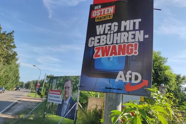 Altenburg, Thüringen, Deutschland, 06.08.2024: Wahlplakate zur Landtagswahl: AfD-Plakat der Slogan Weg mit Gebühren-Zwang , im Hintergrund ein Linke-Plakat mit Bodo Ramelow *** Altenburg, Thuringia, Germany, 06 08 2024 Election posters for the state election AfD poster the slogan Weg mit Gebühren Zwang , in the background a left-wing poster with Bodo Ramelow Copyright: xdtsxNachrichtenagenturx dts_44301