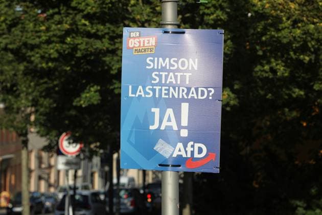 Altenburg, Thüringen, Deutschland, 06.08.2024: Wahlplakate zur Landtagswahl: AfD-Wahlplakat mit der Aufschrift Simson statt Lastenrad? Ja! *** Altenburg, Thuringia, Germany, 06 08 2024 Election posters for the state election AfD election poster with the inscription Simson instead of cargo bike Yes Copyright: xdtsxNachrichtenagenturx dts_44305