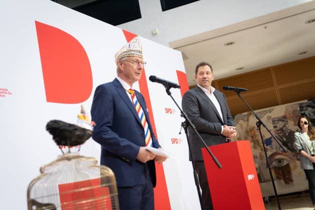 SPD party chairman Lars Klingbeil during a press and photo session in the Willy Brandt House together with Wolfgang Hyrenbach with jesters cap, chairman of the Aachen Carnival Association AKV Press event with Lars Klingbeil on the upcoming award of the carnival order Orden wider den tierischen Ernst to the SPD party chairman, Berlin Berlin Germany Willy