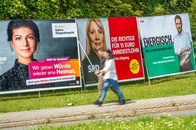 Wahlplakate von Sahra Wagenknecht, BSW, Petra Köpping, SPD, Ministerpräsident Michael Kretschmer, CDU, Wahlkampf in Sachsen, Zwickau, August 2024 Deutschland, Zwickau, 3. August 2024, Wahlplakate von Sahra Wagenknecht, BSW, Petra Köpping, SPD, und von Ministerpräsident Michael Kretschmer, CDU, auf einer grünen Wiese, Wahlslogan, Passanten, Wahlkampf in Sachsen, die sächsischen Landtagswahlen sind am 1. September, Politiker, Politik, *** Election posters of Sahra Wagenknecht, BSW, Petra Köpping, SPD, Prime Minister Michael Kretschmer, CDU, election campaign in Saxony, Zwickau, August 2024 Germany, Zwickau, August 3, 2024, election posters of Sahra Wagenknecht, BSW, Petra Köpping, SPD, and of Prime Minister Michael Kretschmer, CDU, on a