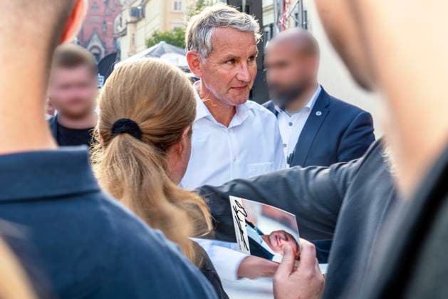 Björn Höcke, AfD-Politiker, auf Wahlkampftour in Thüringen, zwischen Fans und Personenschützern, Altenburg, 2. August 2024 Deutschland, Altenburg, 2. August 2024, Björn Höcke, 52, AfD-Fraktionsvorsitzender im thüringischen Landtag, bei Wahlkampf in Altenburg, beim AfD Sommerfest auf dem Marktplatz Altenburg zwischen Fans und Personenschützern, gibt Autogramme, die Landtagswahlen sind am 1. September, rechtsextremer Politiker, Politik, *** Björn Höcke, AfD politician, on election campaign tour in Thuringia, between fans and bodyguards, Altenburg, August 2, 2024 Germany, Altenburg, August 2, 2024, Björn Höcke, 52, AfD parliamentary group leader in the Thuringian state parliament, during election campaign in Altenburg, at the AfD summe