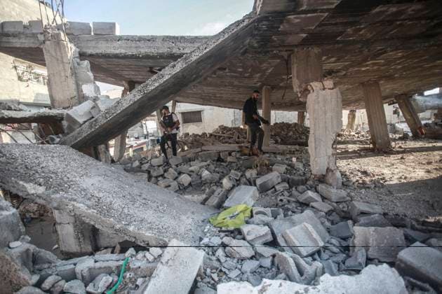 News Themen der Woche KW32 News Bilder des Tages Nahostkonflikt, Israel zerstört Hauptsitz der Fatah-Partei im Flüchtlingslager Balata bei Nablus August 7, 2024, Nablus, West Bank, Palestine: Palestinian gunmen inspect the destroyed headquarter of the Fatah movement after Israeli forces carried out an explosion during an Israeli military operation in which several citizens were injured and two were arrested, in the Balata refugee camp east of Nablus, north of the West Bank. Nablus Palestine - ZUMAs197 20240807_aaa_s197_063 Copyright: xNasserxIshtayehx