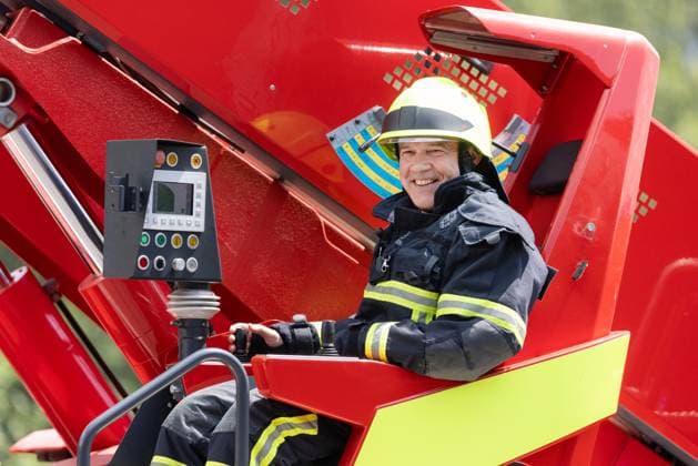 Georg Maier bei der Berufsfeuerwehr Suhl Georg Maier (SPD), Thüringer Innenminister, besucht die Berufsfeuerwehr Suhl und nimmt an einer Übung mit der Rettungsleiter teil, die er auch selbst bedient. Suhl Thüringen DEUTSCHLAND *** Georg Maier at the Suhl professional fire department Georg Maier SPD , Thuringian Minister of the Interior, visits the Suhl professional fire department and takes part in an exercise with the rescue ladder, which he also operates himself Suhl Thuringia GERMANY