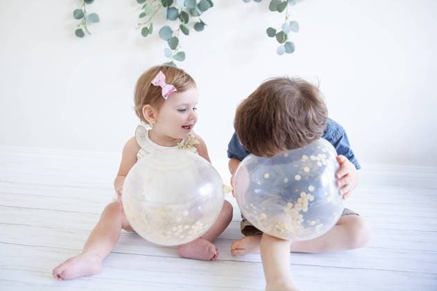 Creative Highlights Symbolbilder Two children sitting on floor playing with balloons Glendora, California, United States R_TTIF2408054E-1374554-01 ,model released, Symbolfoto