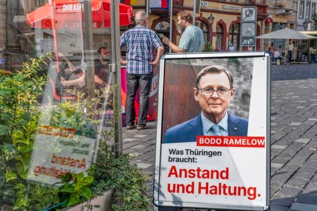 Die Linke, Wahlkampf in Thüringen, Wahlkampfstand auf dem Marktplatz in Altenburg, 3. August 2024 Deutschland, Altenburg, 3. August 2024, Die Linke, Wahlkampf in Altenburg, Wahlkampfstand am Samstagmorgen auf dem Marktplatz Altenburg, Wahlplakat mit Ministerpräsident Bodo Ramelow, Wahlslogan, Was Thüringen braucht: Anstand und Haltung, die Landtagswahlen sind am 1. September, Politiker, Politik, *** Die Linke, election campaign in Thuringia, election campaign stand on the market square in Altenburg, August 3, 2024 Germany, Altenburg, August 3, 2024, Die Linke, election campaign in Altenburg, election campaign stand on Saturday morning on the market square Altenburg, election poster with Prime Minister Bodo Ramelow, election slogan, What
