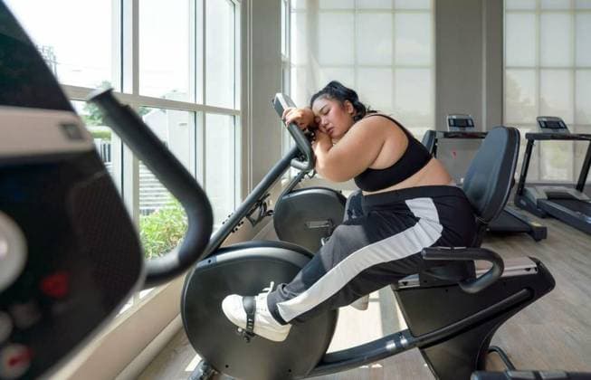  An overweight young woman exhausted with exercising in fitness c, An overweight young woman exhausted with exercising in fitness center., An overweight young woman exhausted with exercising in fitness center. model released, Symbolfoto , 10.11.2023, Copyright: xchadchaix Panthermedia36160080.jpg