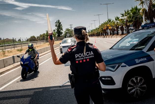 Bilder des Jahres 2024, News 08 August News Themen der Woche KW32 News Bilder des Tages Spanien, Polizei sucht Carles Puigdemont nach seiner Rückkehr nach Barcelona August 8, 2024, Barcelona, Spain: Catalan police officers Mossos d Esquadra carry out a checkpoint at the exit of Barcelona during the so-called Operation Cage to arrest Carles Puigdemont. Former Catalan president Carles Puigdemont has returned to Spain after seven years in exile with the intention of taking part in the investiture debate in the Catalonia Parliament. Barcelona Spain - ZUMAb137 20240808_fap_b137_015 Copyright: xJordixBoixareux