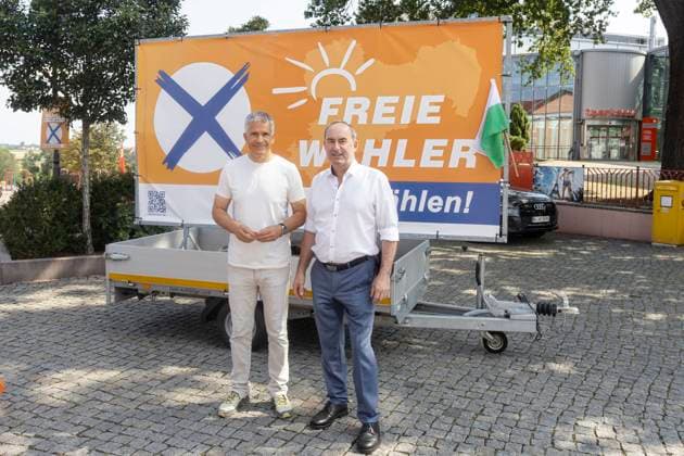 Matthias Berger (li., Oberbürgermeister Grimma) und sächsischen Spitzenkandidat der Freien Wähler mit Hubert Aiwanger (Bundesvorsitzender der Bundesvereinigung Freie Wähler und stellvertretender Ministerpräsident von Bayern) in Riesa. Im Rahmen des Wahlkampfs unterstützt er die Freien Wähler vor Ort in Riesa - Landtagswahl Sachsen 2024. *** Matthias Berger li , Mayor of Grimma and Saxonys leading candidate for the Free Voters with Hubert Aiwanger Federal Chairman of the Federal Association of Free Voters and Deputy Prime Minister of Bavaria in Riesa As part of the election campaign, he is supporting the Free Voters on the ground in Riesa State election Saxony 2024