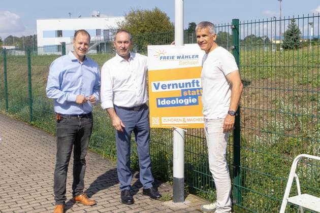 Lucas Partuschek (Freie Wähler Meißen), Hubert Aiwanger (Bundesvorsitzender der Bundesvereinigung Freie Wähler und stellvertretender Ministerpräsident von Bayern) und Matthias Berger (parteiloser Oberbürgermeister der Stadt Grimma, Spitzenkandidat der Freien Wähler Sachsen) (L-R) bringen ein Wahlplakat der Freien Wähler in Riesa an. Im Rahmen des Wahlkampfs unterstützt Aiwanger gemeinsam mit dem sächsischen Spitzenkandidaten Matthias Berger die Freien Wähler vor Ort in Riesa - Landtagswahl Sachsen 2024. *** Lucas Partuschek Freie Wähler Meißen , Hubert Aiwanger Federal Chairman of the Federal Association of Free Voters and Deputy Prime Minister of Bavaria and Matthias Berger non-party mayor of Grimma, top candidate of the Free Vo